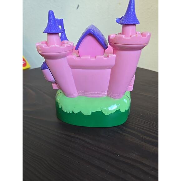 The Original SNUBBIES GIGI Pretty Palace French Poodle Castle Set Toy Quest - Picture 3 of 6